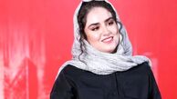 ژست هانیه غلامی در کافه دنج