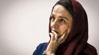 گلاب آدینه و نورا هاشمی در پشت صحنه سالن تئاتر