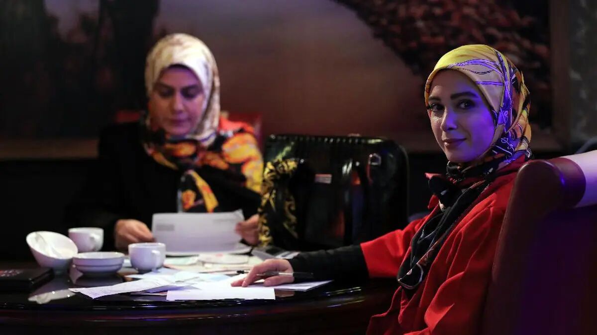عکس| سفر به تاریخ؛ «تینا وصال» در کنار «جواد جوادی و مسعود تابش» در پشت‌صحنه «بچه مهندس»