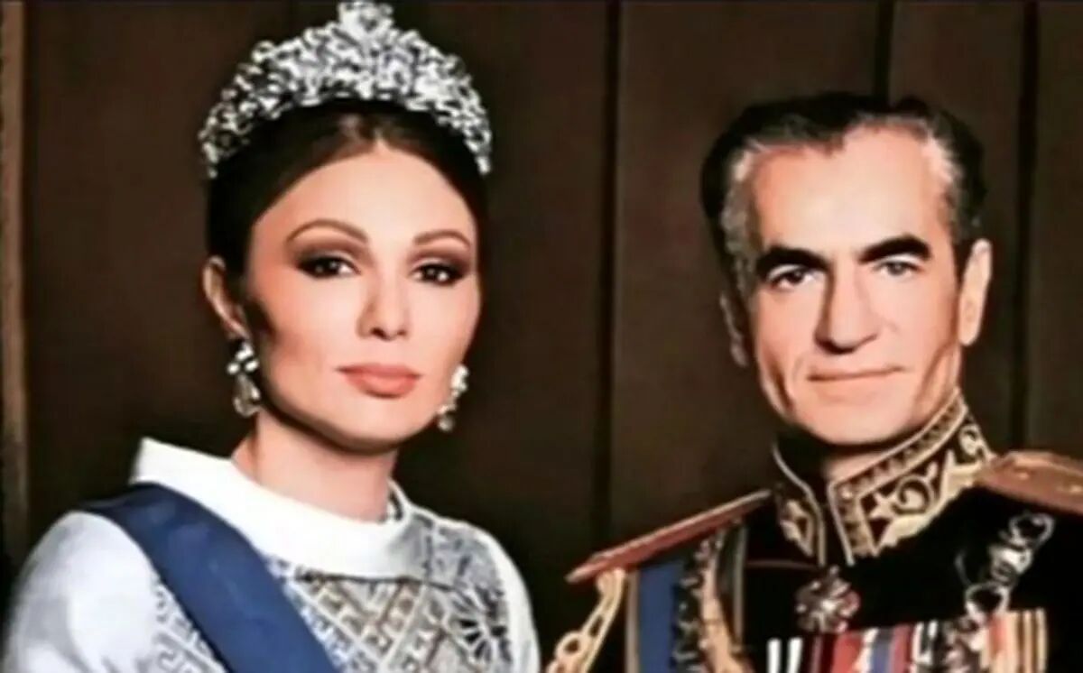 تونل زمان؛ عکس زیرخاکی  از محمدرضا شاه پهلوی و فرح دیبا بر سر گهواره مجلل دخترشون!