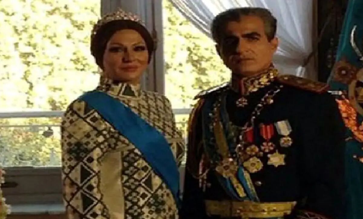 «فرح» و «محمدرضا پهلوی» در حال بازی والیبال با لباس‌های گرانقیمت