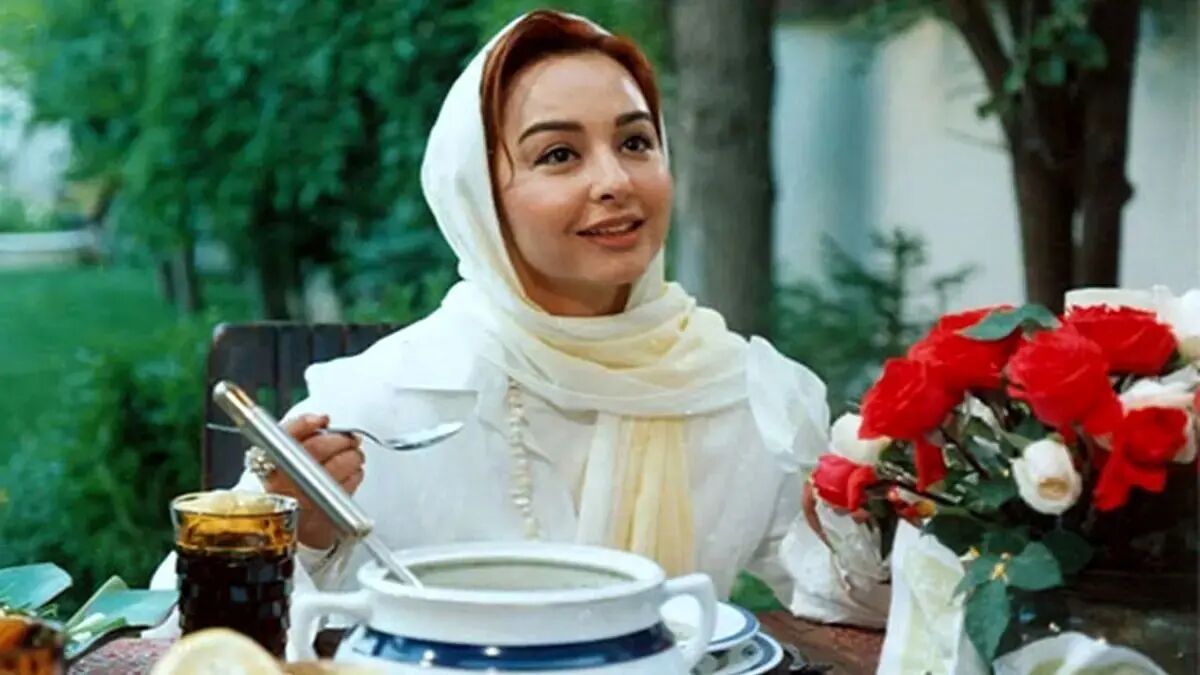 سفر در زمان |  «ماهایا پطروسیان» در کنار پدرش در یک سینما؛ سال 79