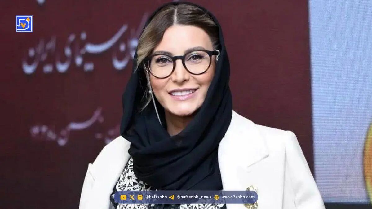 فریبا نادری با پیراهن گل‌گلی در کنسرت