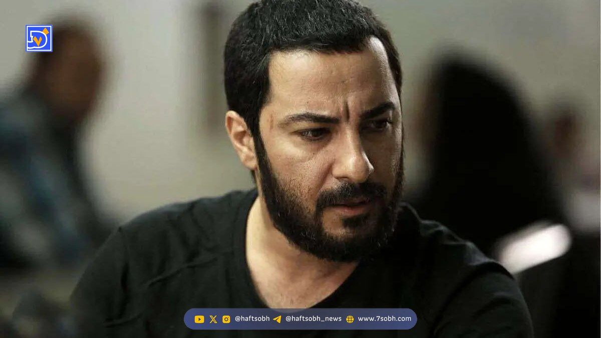 عکس سیگار به دست نوید محمدزاده در حیاط خانه‌اش