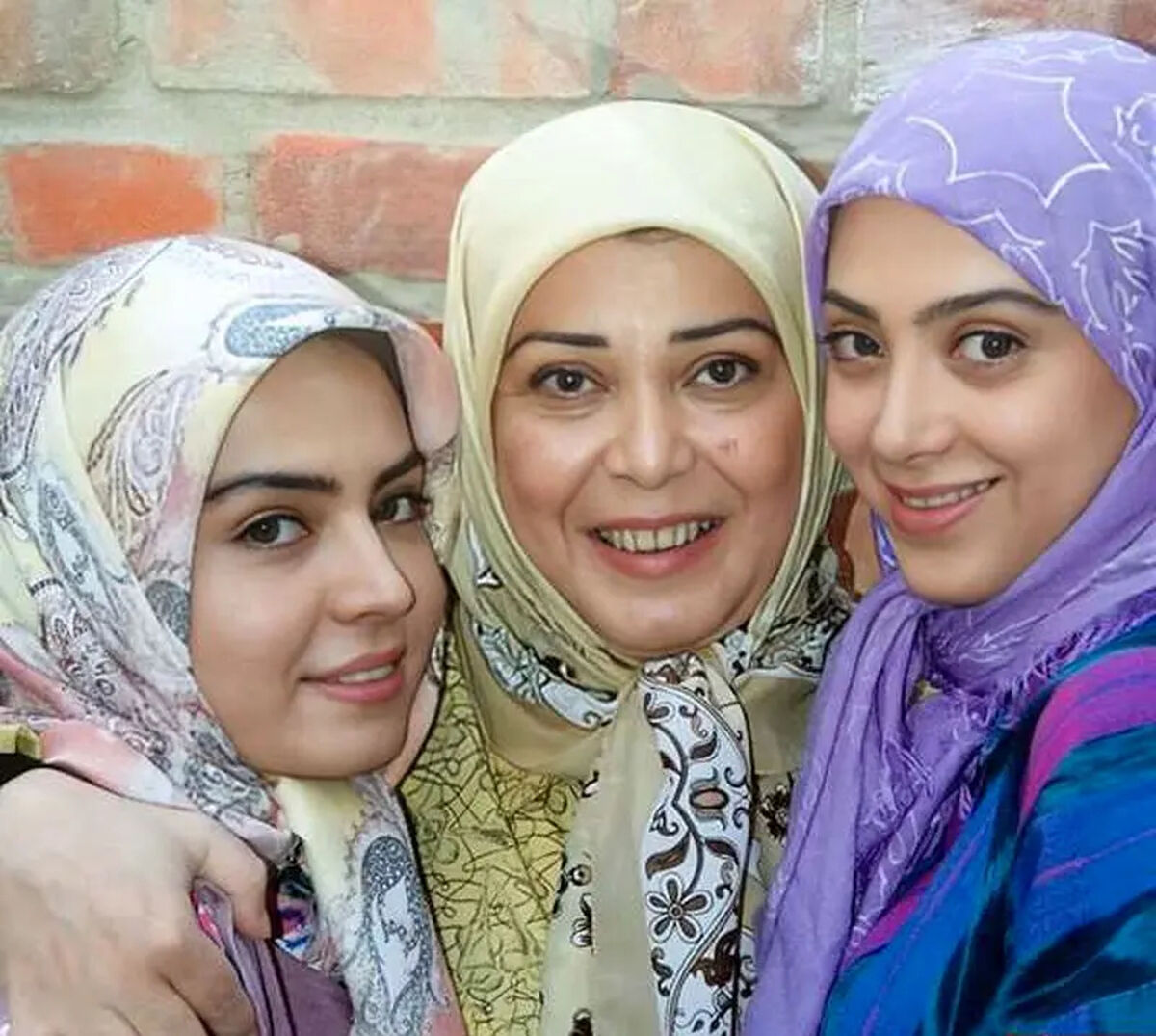 عکس / نوشته سنگ مزار نادیا گلچین و عکس جوانی اش روی سنگ قبر مشترک با پدرش