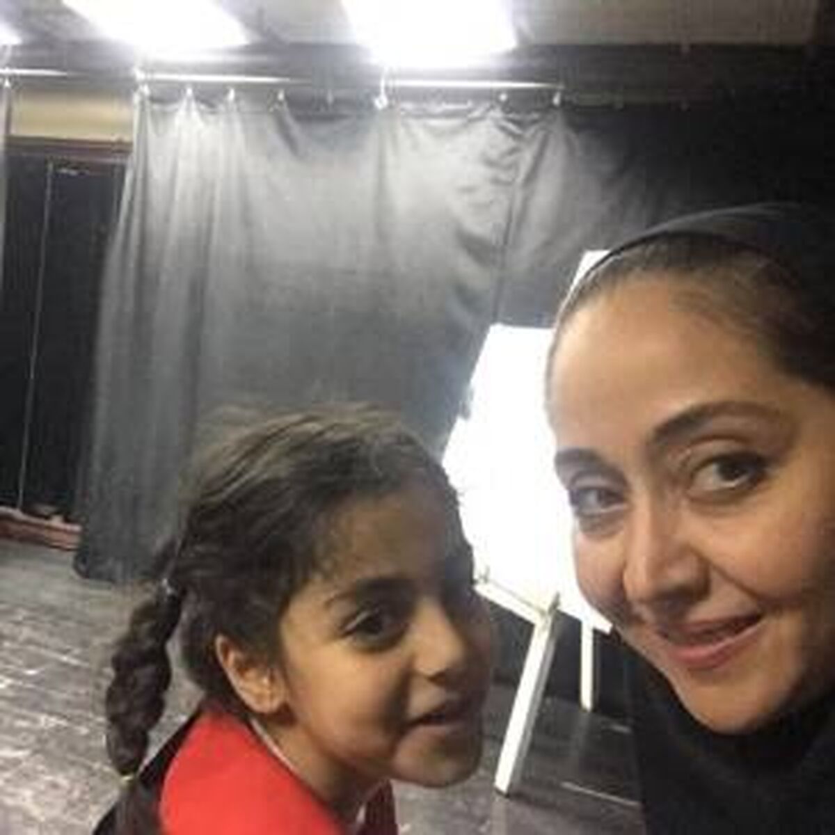 عکس / این خانم بازیگر بدون ازدواج مادر شده! / بازیگر نقش همسر شکیب در سریال آوای باران در کنار دختر خوانده اش