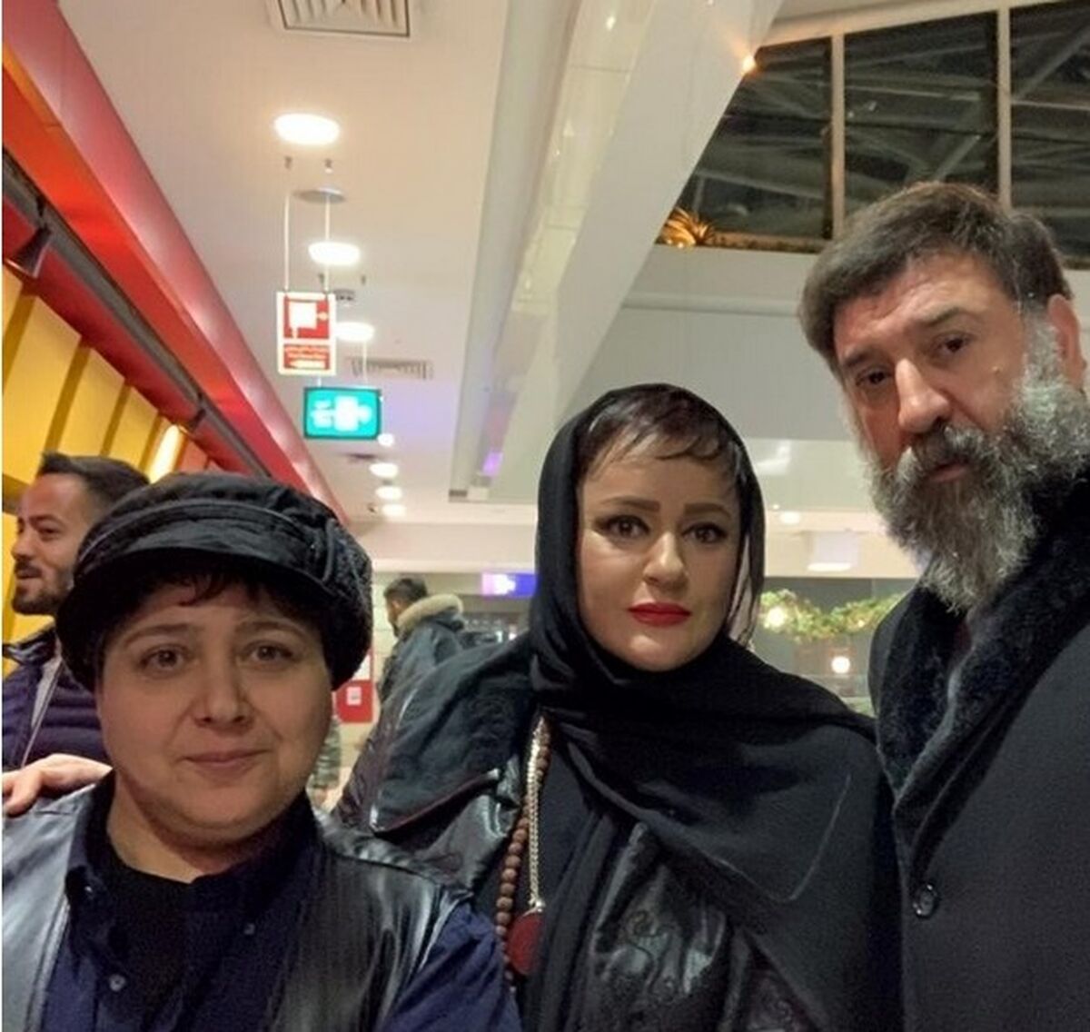 عکس؛ سفر به تاریخ؛ «مازیار (شهره) لرستانی» در اکران آخرین فیلمش در کنار «علی انصاریان و نعیمه نظام‌دوست»؛ سال 97