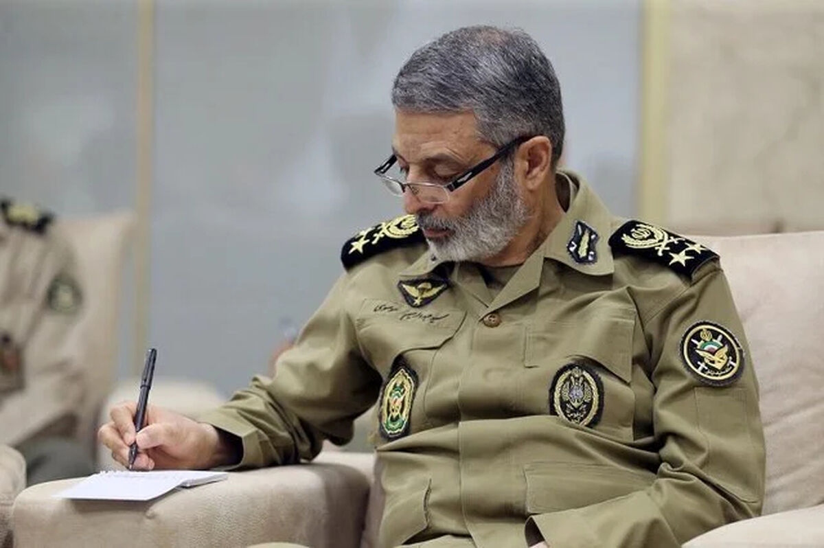 عکسی از پلاک و دستنوشته سپهبد عبدالرحیم موسوی