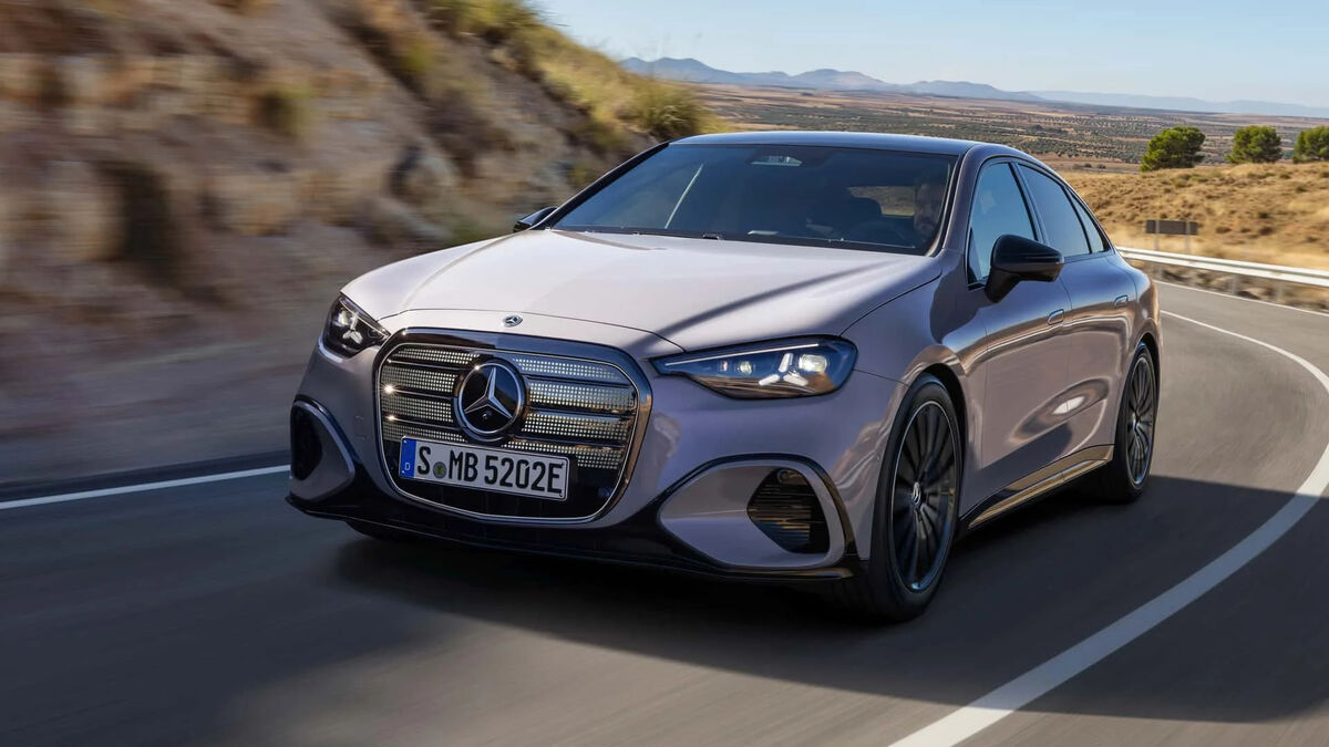 رونمایی از مرسدس بنز C-Class برقی / رقیب سرسخت بی‌ام‌و i3 از راه رسید + تصاویر