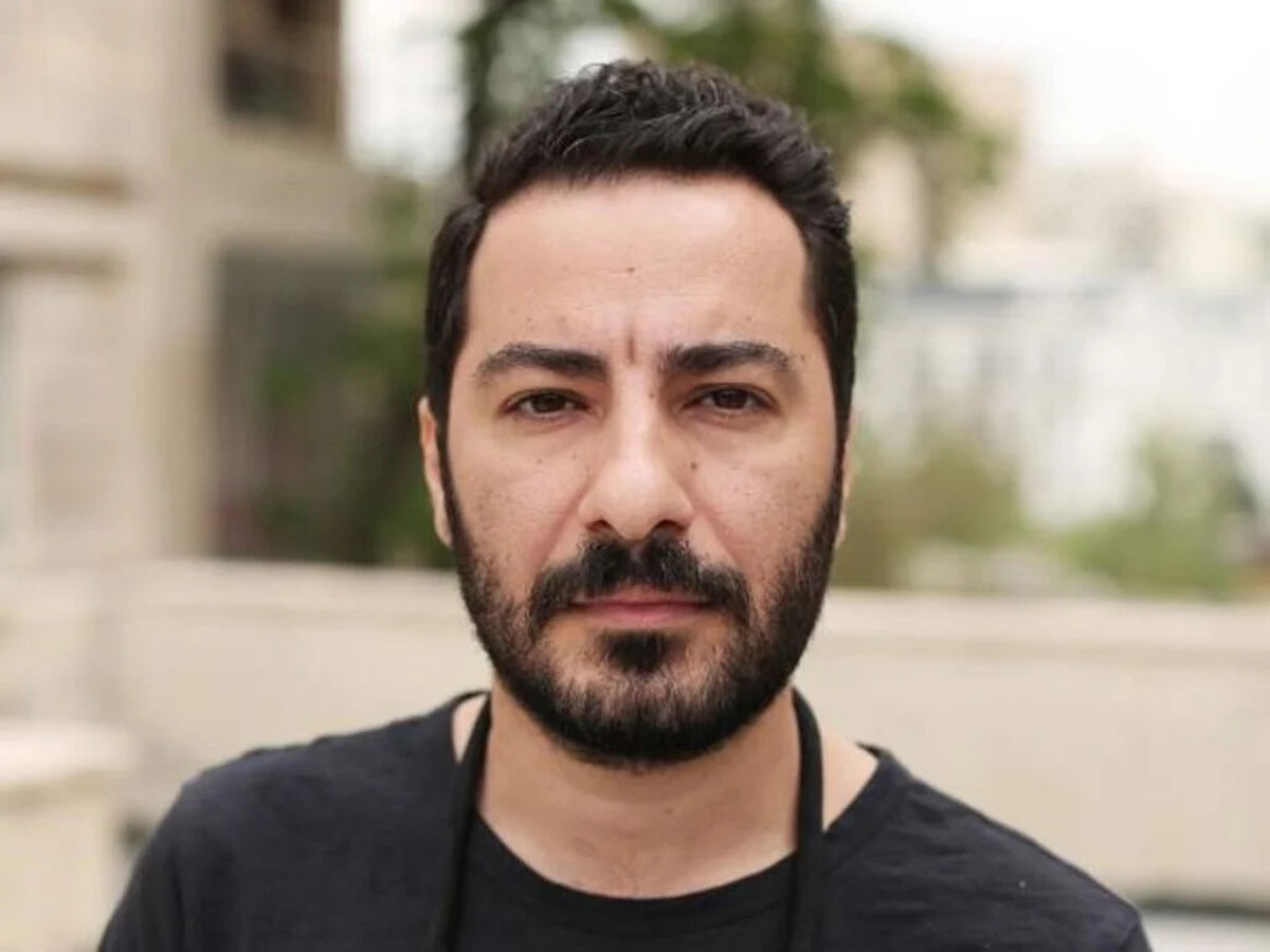 نوید محمدزاده روی صحنه می‌رود