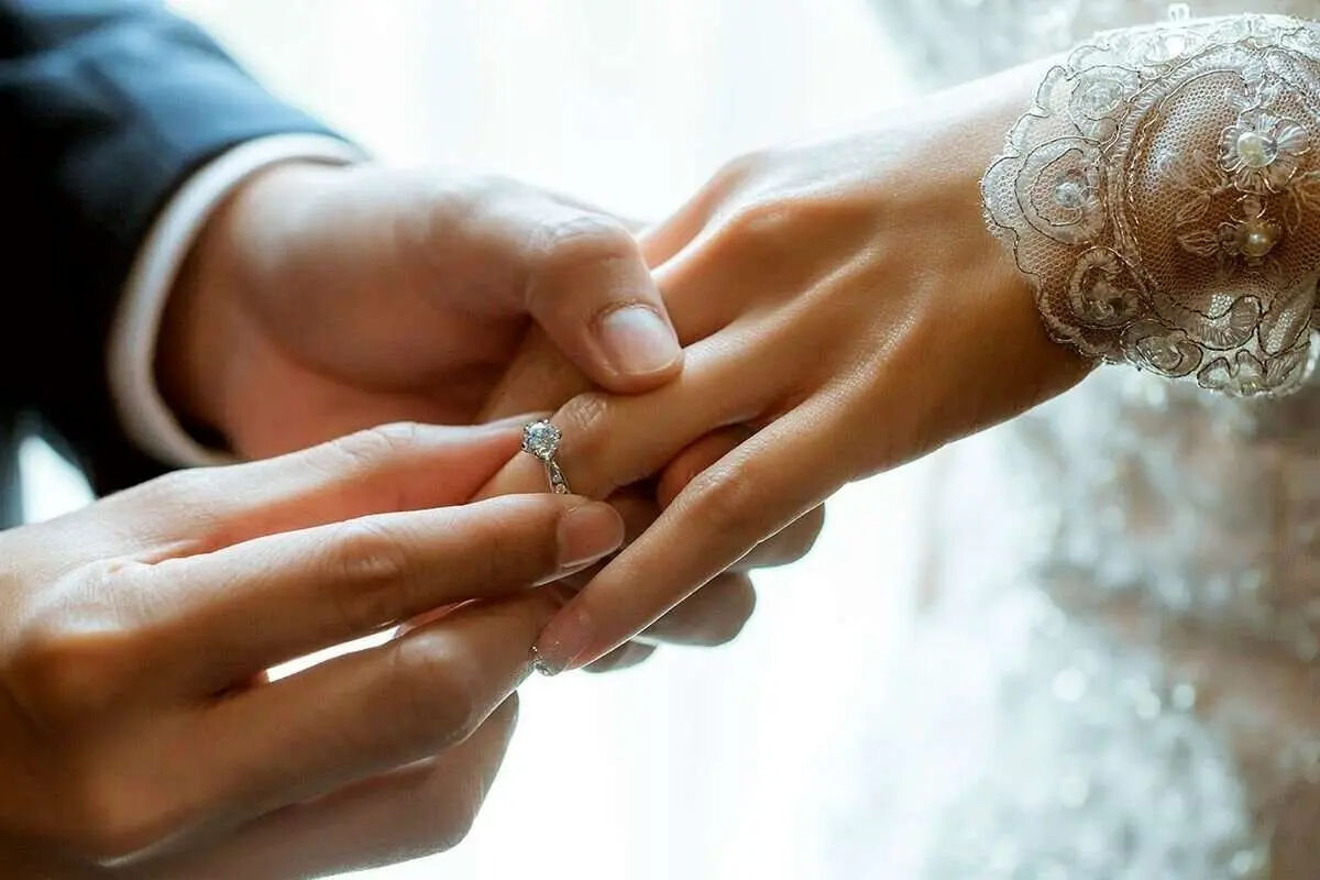آگهی عجیب ازدواج پسر جوان با دوشیزه ی زیبا در خیابان های تهران خبرساز شد+ عکس