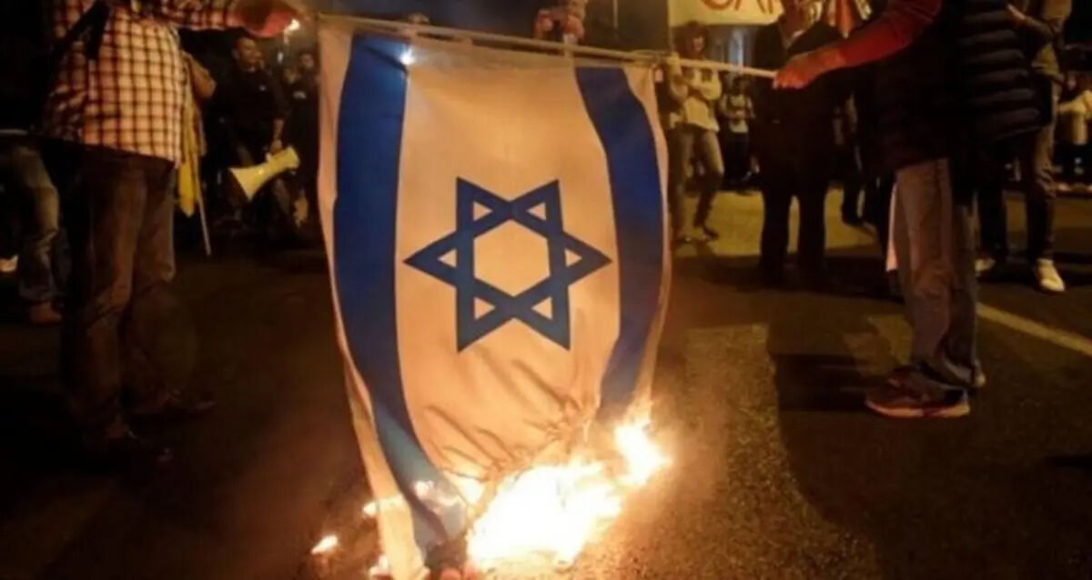 تصویری عجیب از خودروهای آتش گرفته در تل آویو