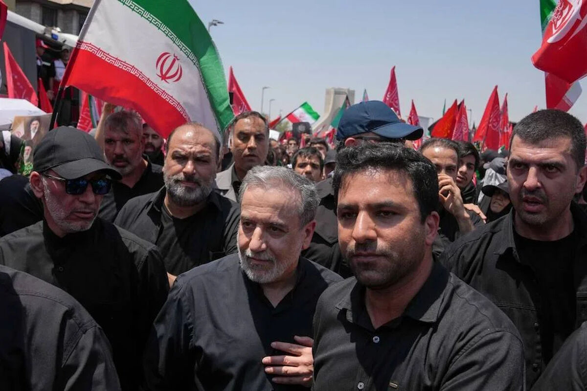 عکسی از حضور متفاوت عراقچی در مراسم تشییع! / عکس