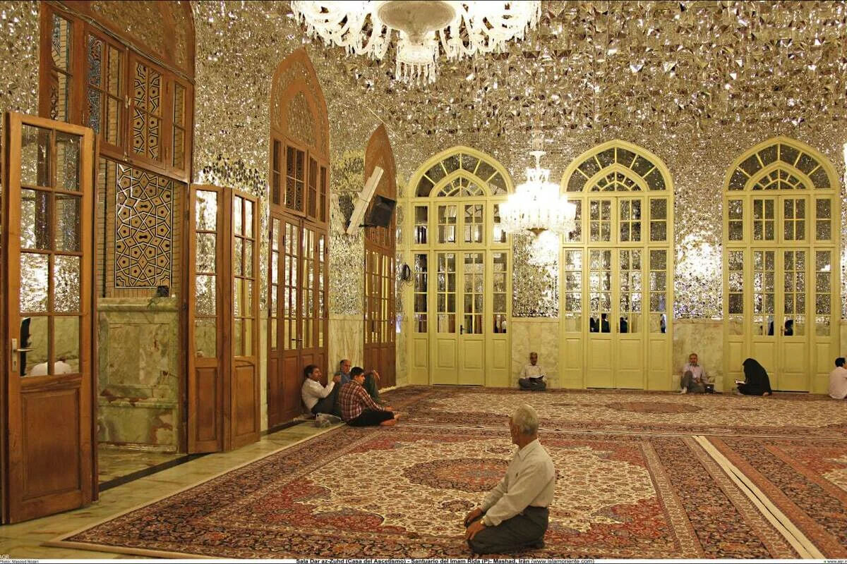 زائران حرم بخوانند |  رواق دارالزهد در کدام بخش حرم قرار دارد و چه کسانی در آن آرمیده اند؟