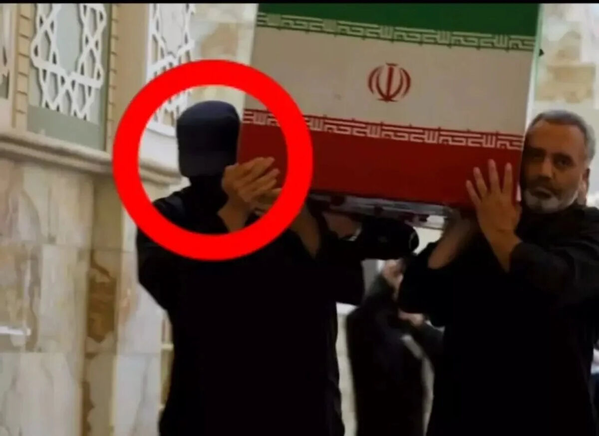 محمد جواد خامنه ای کیست؟ / هویت فرد سیاه پوش با چهره پوشیده در روز تشییع رهبر شهید انقلاب
