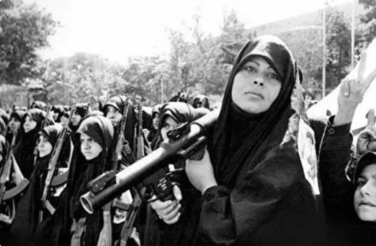 سفر زمان؛ رژۀ دختران جوان با اسلحه در تهران؛ دهۀ 60