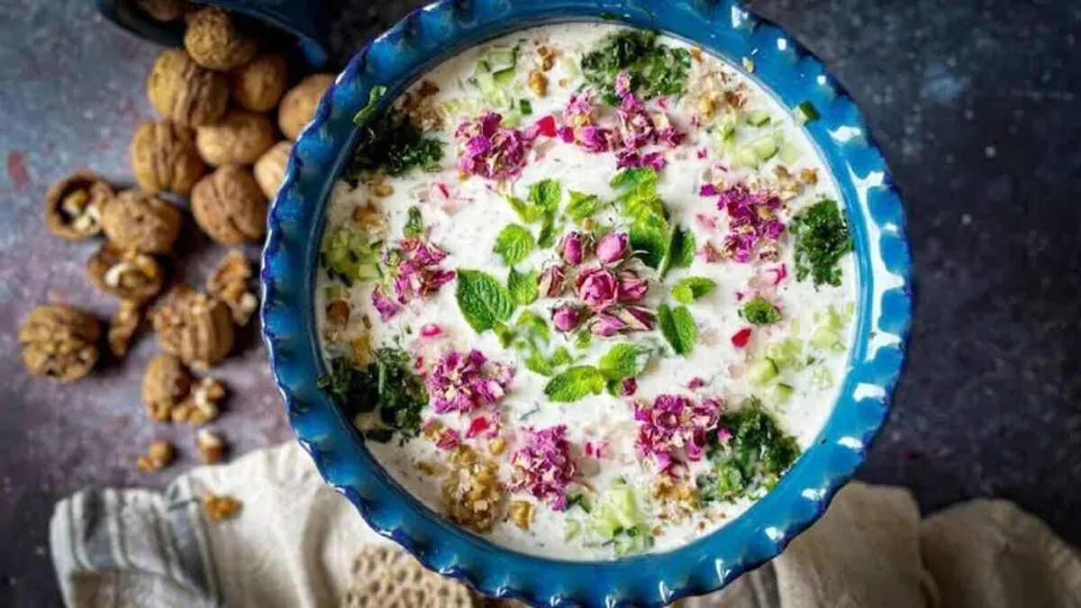 طرز تهیه آب‌دوغ خیار مجلسی / بهترین انتخاب برای تابستان