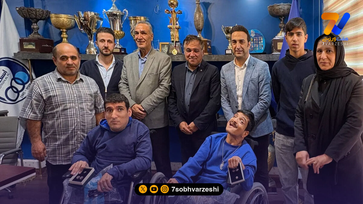 دیدار صمیمانه علی تاجرنیا با دو هوادار متعصب استقلال +عکس