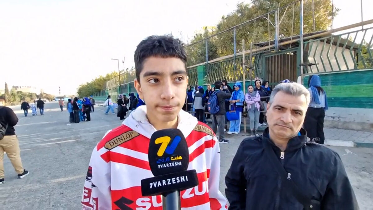 کل کل هوادار استقلال و توپ جمع کن پرسپولیسی