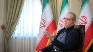  عکس/ نگاهی به جشن تولد ساده و بدون تجملات نوه پسری مسعود پزشکیان با خلاقیت قناد تبریزی برای درست کردن کیک تراکتوری 