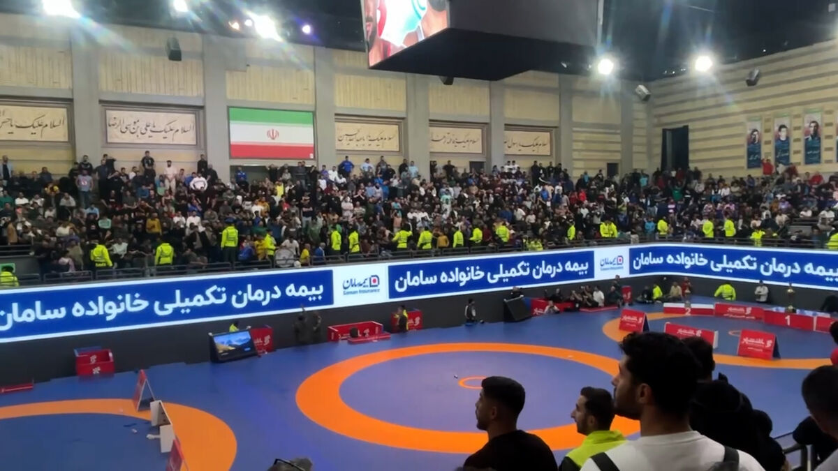 تشویق دوباره رسول خادم در اعتراض به قضاوت داور کشتی فیروزپور و عظیمی