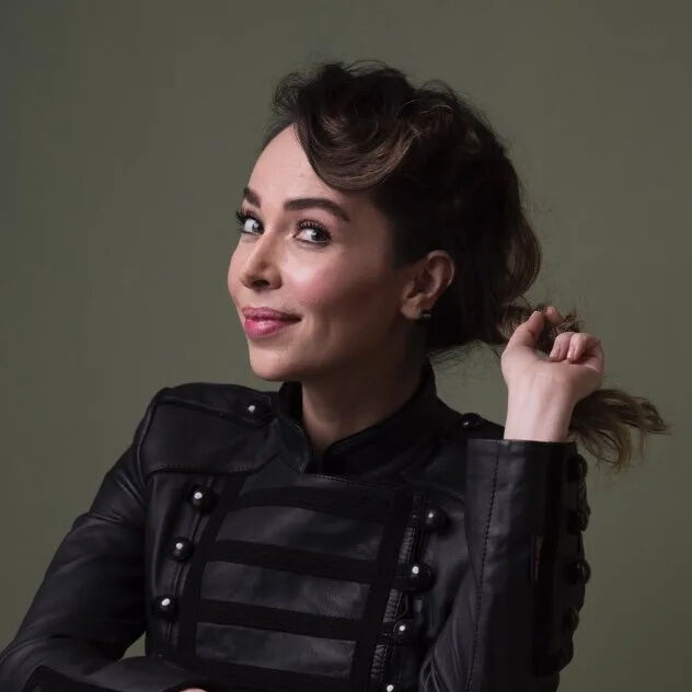 اسرا رونابار (Esra Ronabar)